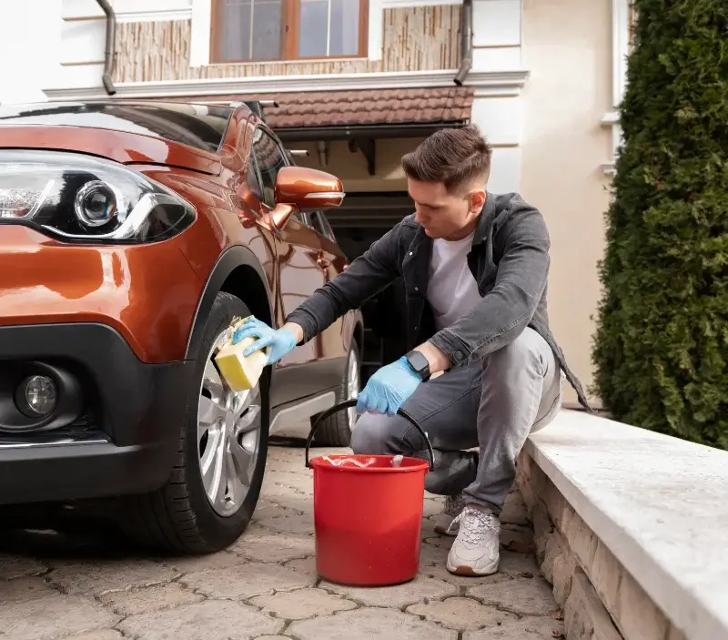 Lavage auto à domicile Montaignac-sur-Doustre : professionnel intervenant sur un véhicule